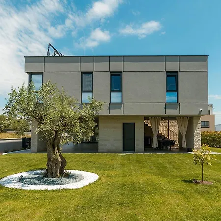 Villa Una Βίλα *